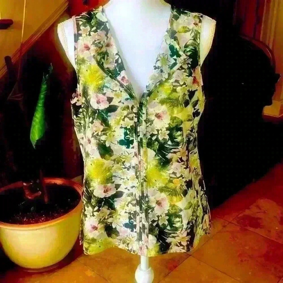 Sanctuary ladies sleeveless blouse size Medium. Worn once Colorful flowy top. - Picture 2 of 10
